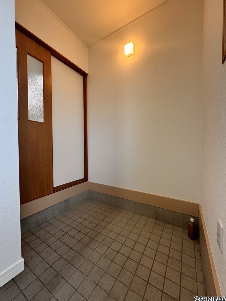 玄関②　奥の扉はキッチンにつながっています