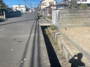 前面道路と側溝部分です