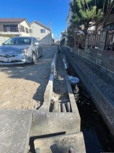 敷地横の側溝です
