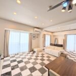 広々としたリビングダイニングです。2024年に照明をダウンライトへリフォームしました！