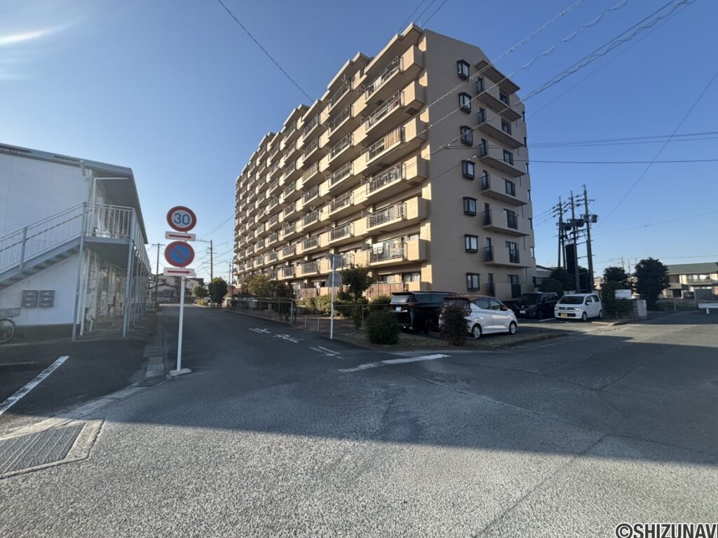 建物の外観です。南向きのため、日当たり良好です。