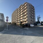 建物の外観です。南向きのため、日当たり良好です。