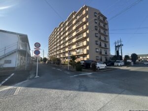 建物の外観です。南向きのため、日当たり良好です。