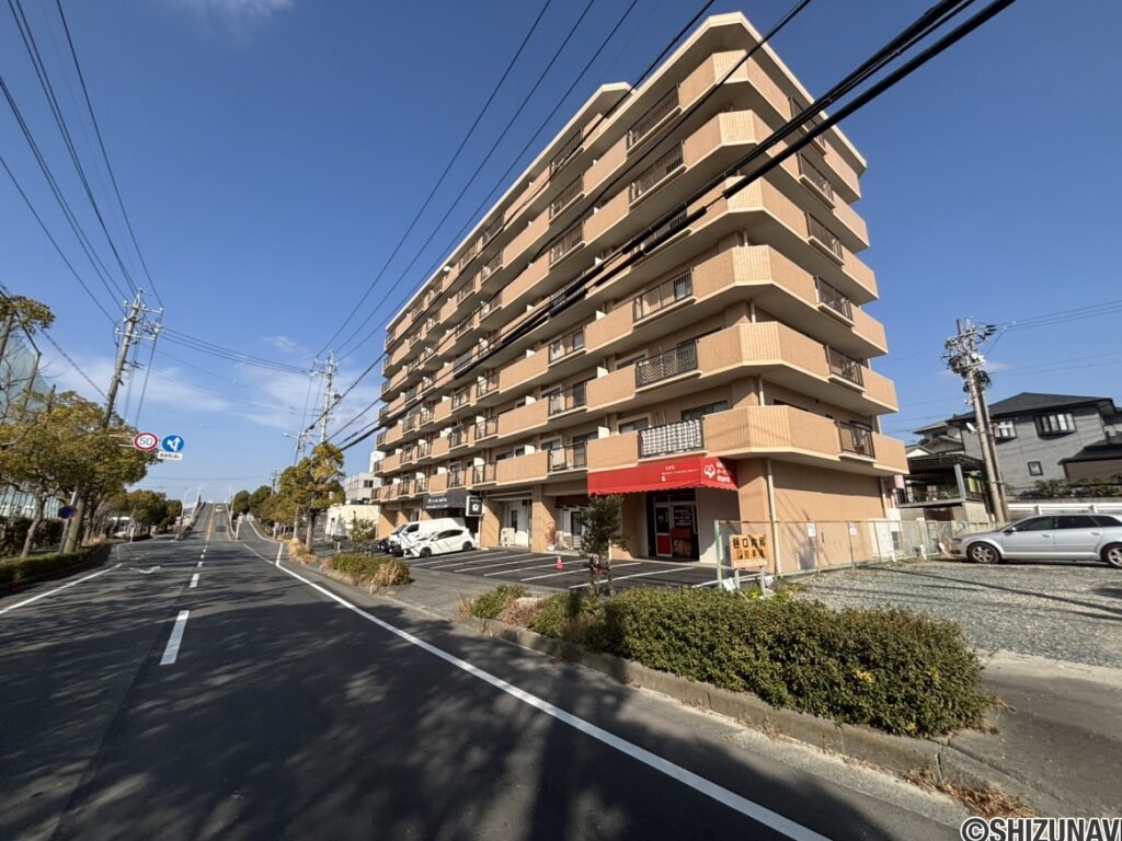 建物の外観です。西・南向きになっております。