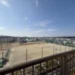 西側のバルコニーからの眺望です。高い階層に位置しているので、景色が良いのがポイントです。