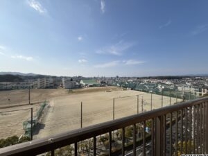 西側のバルコニーからの眺望です。高い階層に位置しているので、景色が良いのがポイントです。