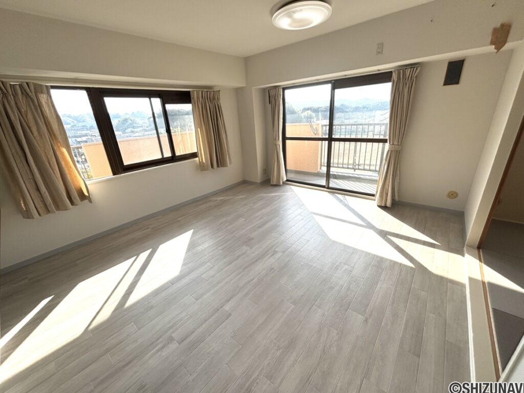 リビングのお写真です。南側・西側から日光が入るので、明るい時間が長いのが特徴です。