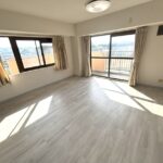 リビングのお写真です。南側・西側から日光が入るので、明るい時間が長いのが特徴です。