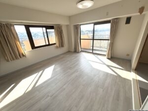 リビングのお写真です。南側・西側から日光が入るので、明るい時間が長いのが特徴です。