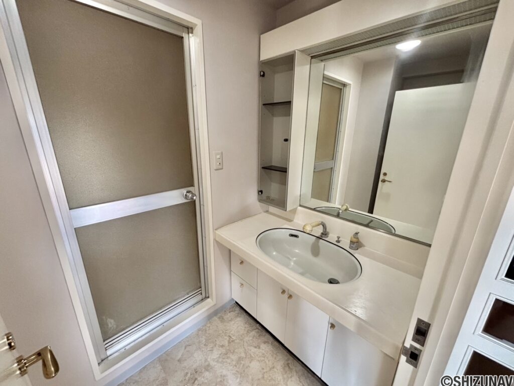 洗面所のお写真です。鏡が大きいのが特徴です。