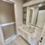 洗面所のお写真です。鏡が大きいのが特徴です。