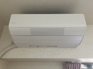 洋室約8.6帖にはパナソニック2022年製のエアコンがついております。