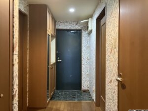 玄関の写真です。アクセントクロスはウィリアムモリス氏デザインを使用★
