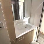 洗面台のお写真です。3面鏡で、収納が多いのが特徴です。