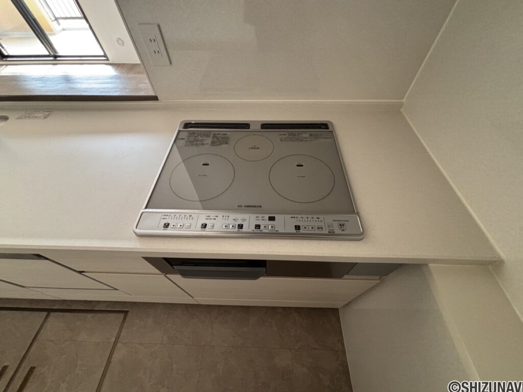 IHの3口コンロです。お子さんがいらっしゃるご家族には安心です。