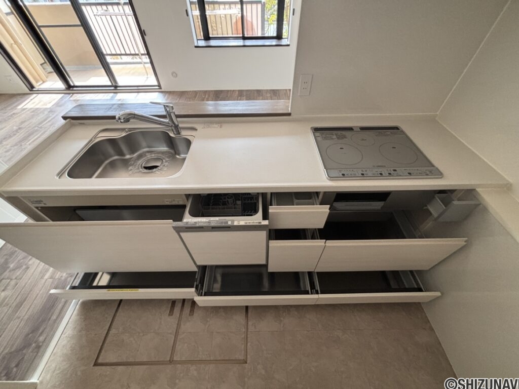 キッチンの収納のお写真です。食洗機も付いているので、洗い物が時短できます。