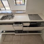 キッチンの収納のお写真です。食洗機も付いているので、洗い物が時短できます。