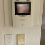 インターホンです。カメラ付きなので、誰が来たかわかるので安心です。