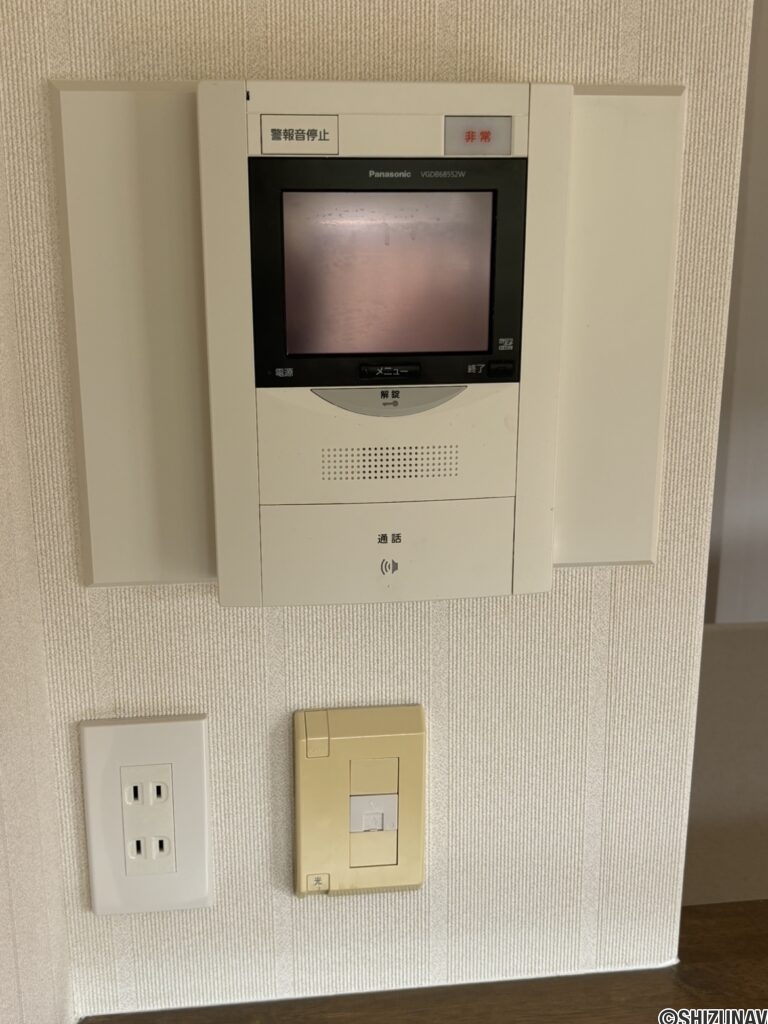 インターホンです。カメラ付きなので、誰が来たかわかるので安心です。
