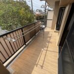 バルコニーのお写真です。1階のお部屋ですが、南向きのため日当たり良好です。