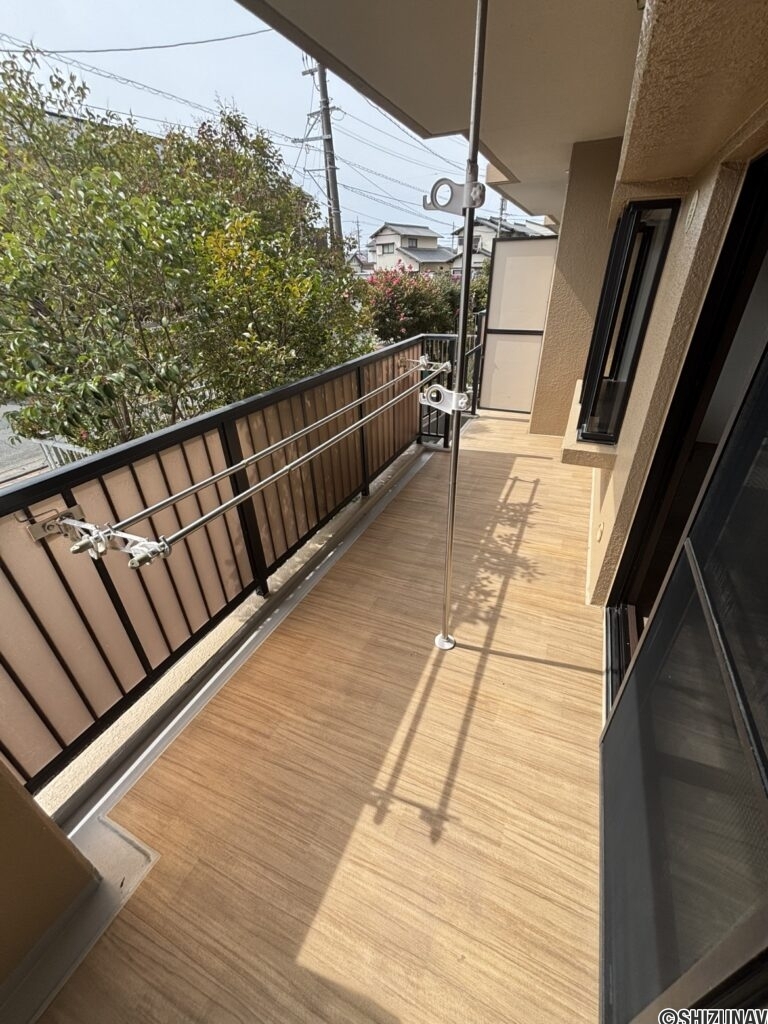 バルコニーのお写真です。1階のお部屋ですが、南向きのため日当たり良好です。