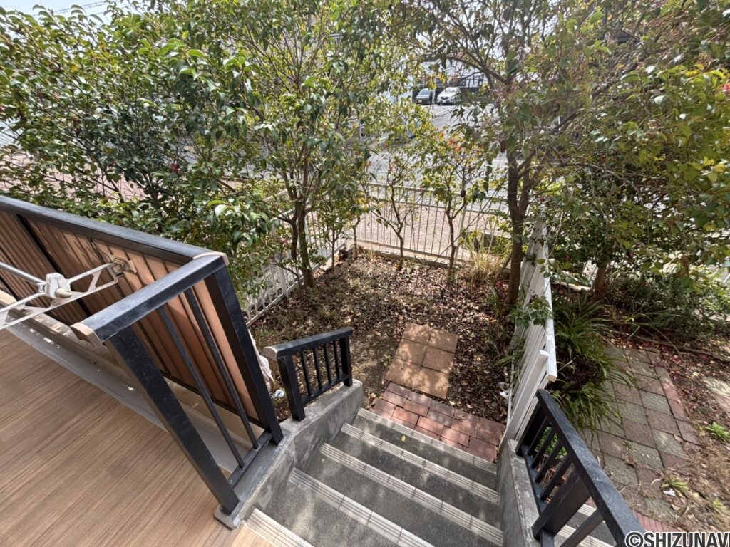 お庭のお写真です。ガーデニングがお好きな人にちょうど良い広さです。