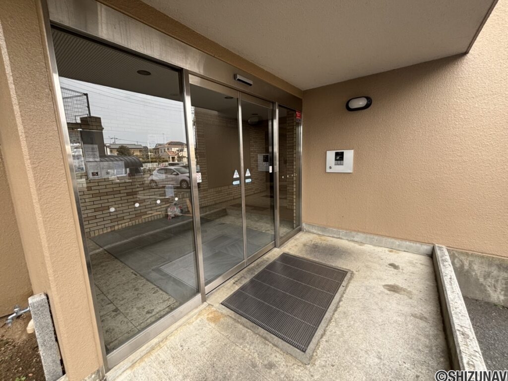 裏口のエントランスです。荷物の搬入に便利です。