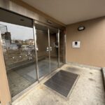 裏口のエントランスです。荷物の搬入に便利です。