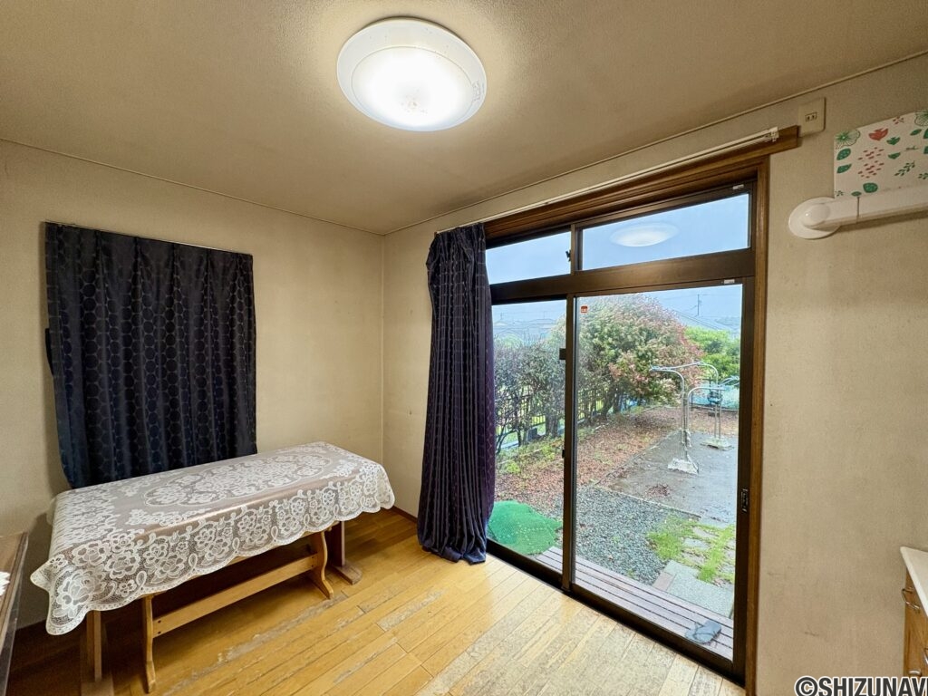 キッチン正面のダイニングです。