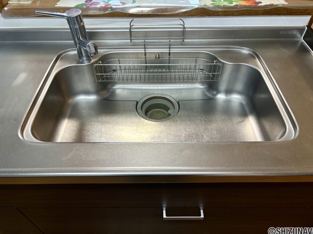 キッチンシンクは清潔に保たれています。