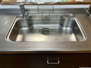 キッチンシンクは清潔に保たれています。