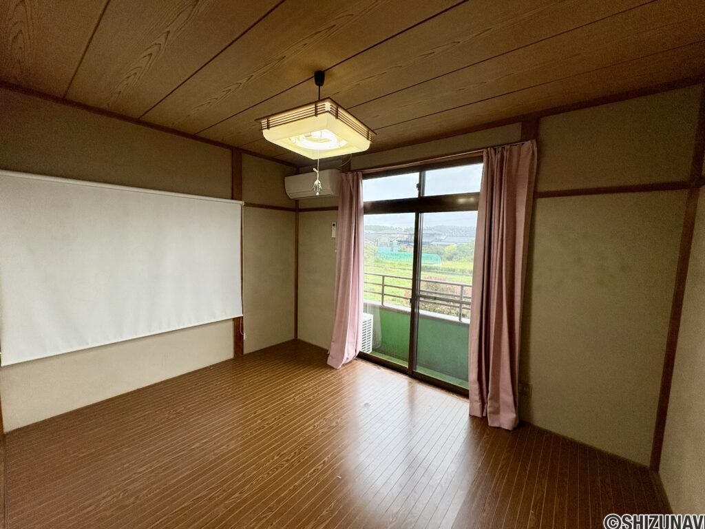 2階東側の洋室です。