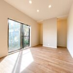 【リフォーム中/LDK】壁紙張替え、照明交換、床材としてフロアタイルの上張りを行います。また、隣接する和室とつなげて約18帖のLDKとなります。