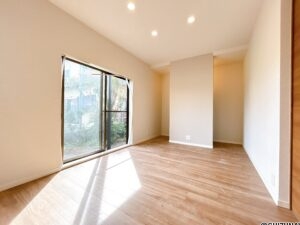 【リフォーム中/LDK】壁紙張替え、照明交換、床材としてフロアタイルの上張りを行います。また、隣接する和室とつなげて約18帖のLDKとなります。