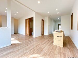 【リフォーム中/リビング別角度】壁紙張替え、照明交換、床材としてフロアタイルの上張りを行います。南向きで日当たり良好です。