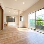 【リフォーム中/LDK】一階和室は畳を撤去し、フロアタイルを張ります。現在のLDKとつなげることで約18.5帖のLDKとなります。
