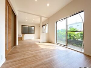 【リフォーム中/LDK】一階和室は畳を撤去し、フロアタイルを張ります。現在のLDKとつなげることで約18.5帖のLDKとなります。