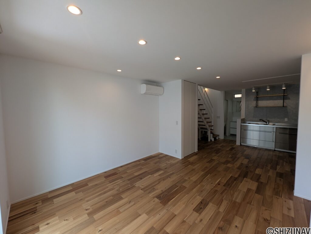 無垢なフローリングと漆喰壁のリビング