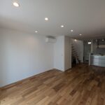 無垢なフローリングと漆喰壁のリビング