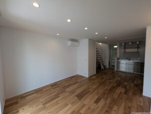 無垢なフローリングと漆喰壁のリビング