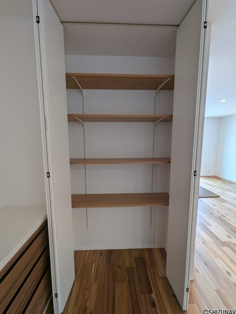 ダイニングは収納付き