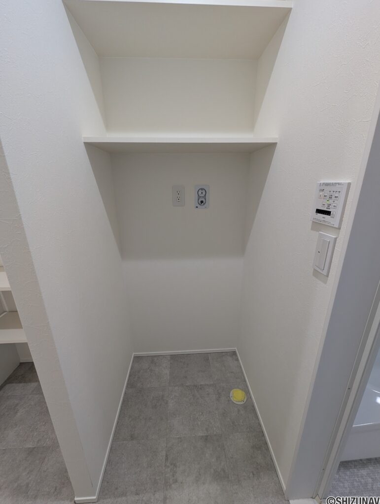 棚付き洗濯機置き場