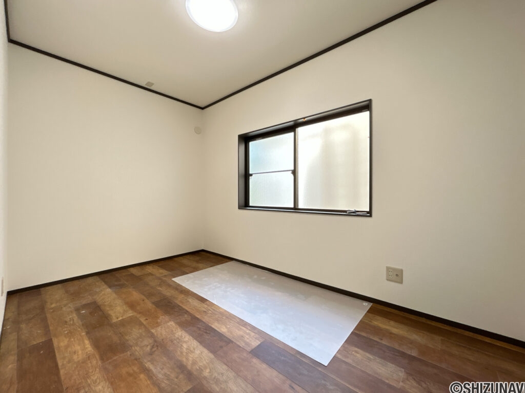 【リフォーム中/2階洋室5帖】（4/18撮影）床はフロアタイルを上張りし、天井・壁はクロス張替えを行う予定です。