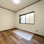 【リフォーム中/2階洋室5帖】（4/18撮影）床はフロアタイルを上張りし、天井・壁はクロス張替えを行う予定です。