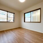 【リフォーム中/2階洋室（2）】壁紙張替え、照明交換、床材としてフロアタイルの上張りを行います。南向きで日当たり良好です。
