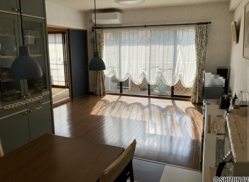 リビングダイニング部分の別角度からの撮影です。日当たり良好です！