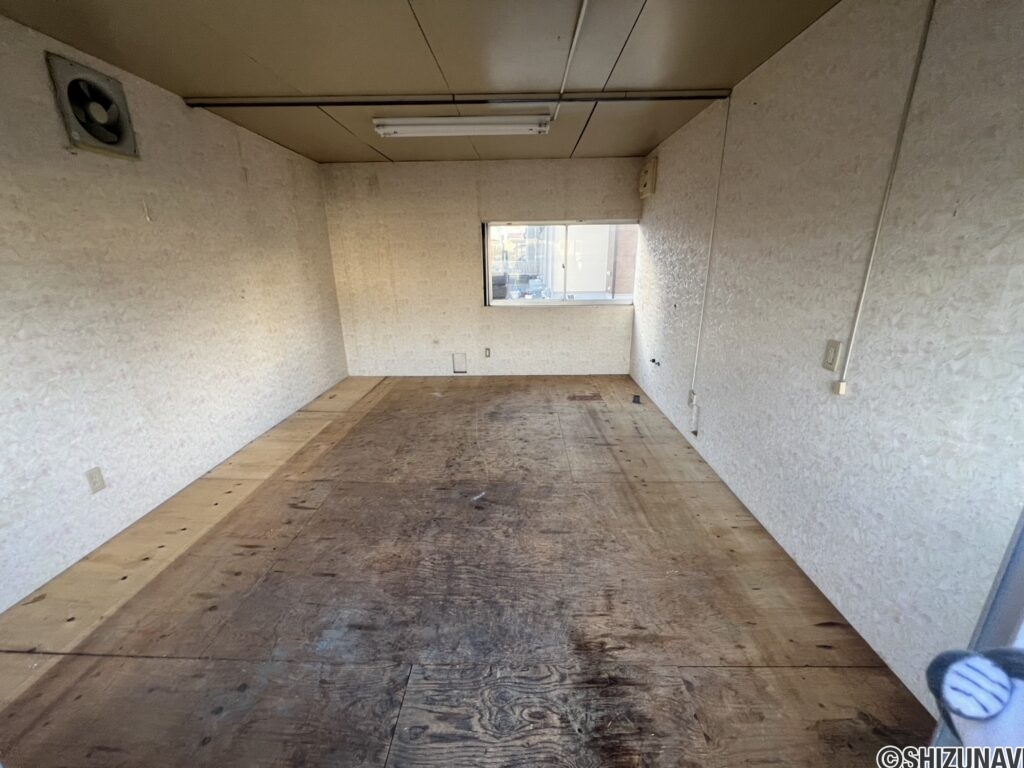 三ケ名　倉庫内