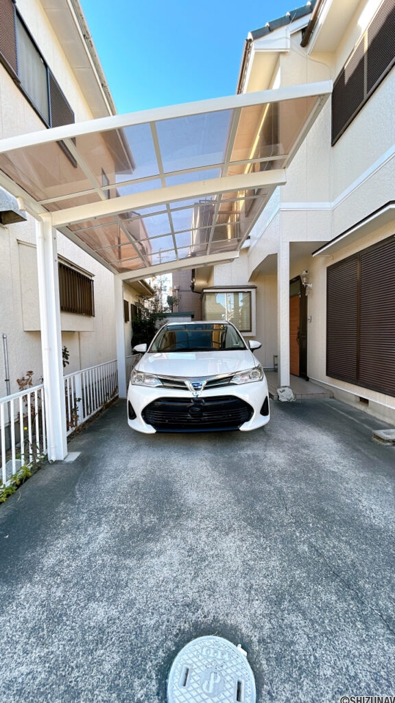 【南側駐車場】南側にはカーポートがございます。