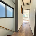 【リフォーム中/2階廊下】（4/18撮影）床はフロアタイルを上張りし、天井・壁はクロス張替えを行う予定です。