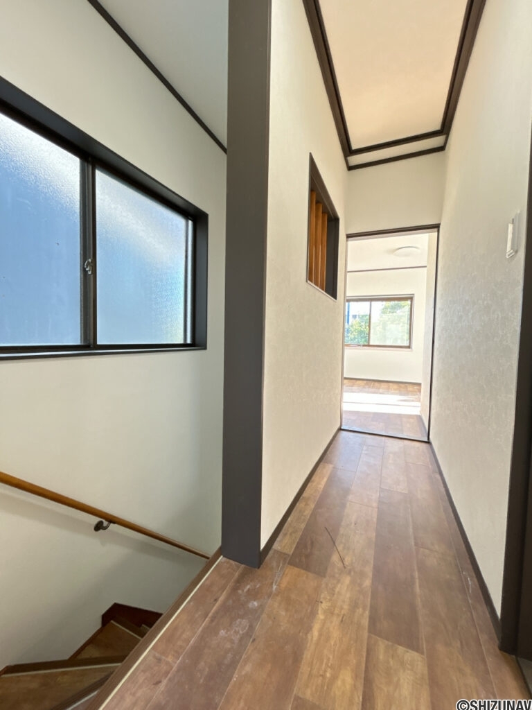 【リフォーム中/2階廊下】（4/18撮影）床はフロアタイルを上張りし、天井・壁はクロス張替えを行う予定です。